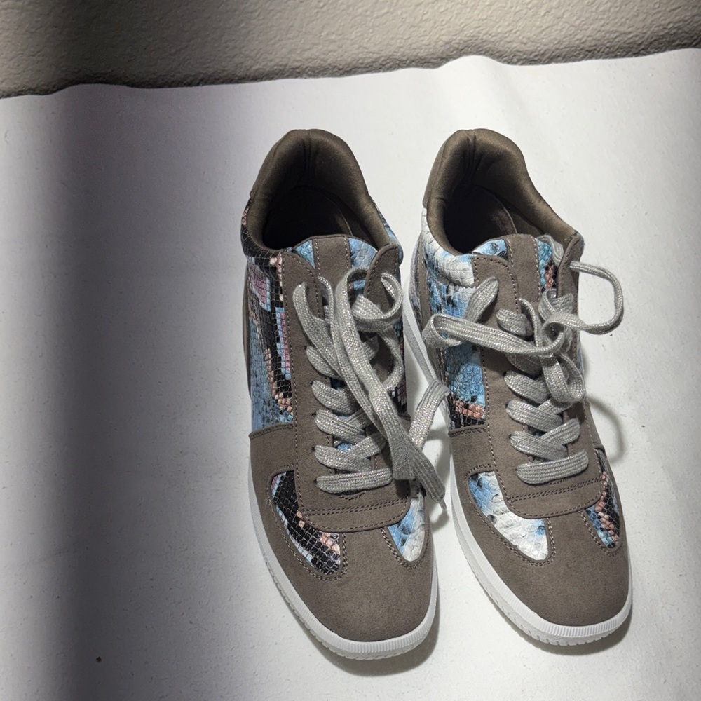 True Craft Taupe Sneakers with Blue and Pink Accents